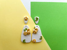 Load image into Gallery viewer, Yellow Flowers