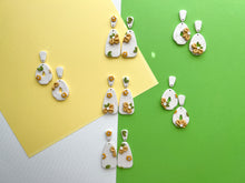 Load image into Gallery viewer, Yellow Flowers