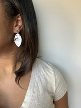 Load image into Gallery viewer, Black & White