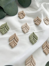 Load image into Gallery viewer, Kendra Mini C Post
