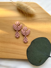 Load image into Gallery viewer, Elegant Scalloped 3 Piece
