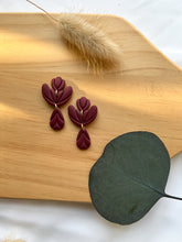 Load image into Gallery viewer, Elegant Scalloped 3 Piece
