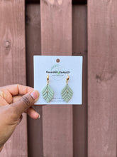 Load image into Gallery viewer, Kendra Mini C Post
